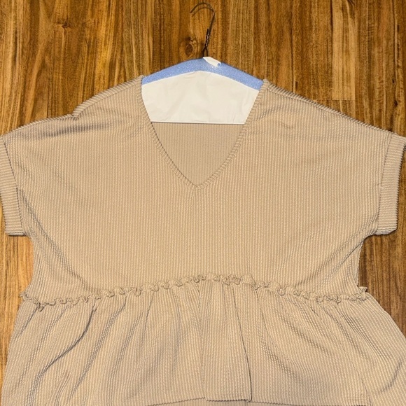 Jolie women’s large 12 14 top blouse Beige Ruffle V-Neck peplum stretch ribbed - Picture 2 of 7